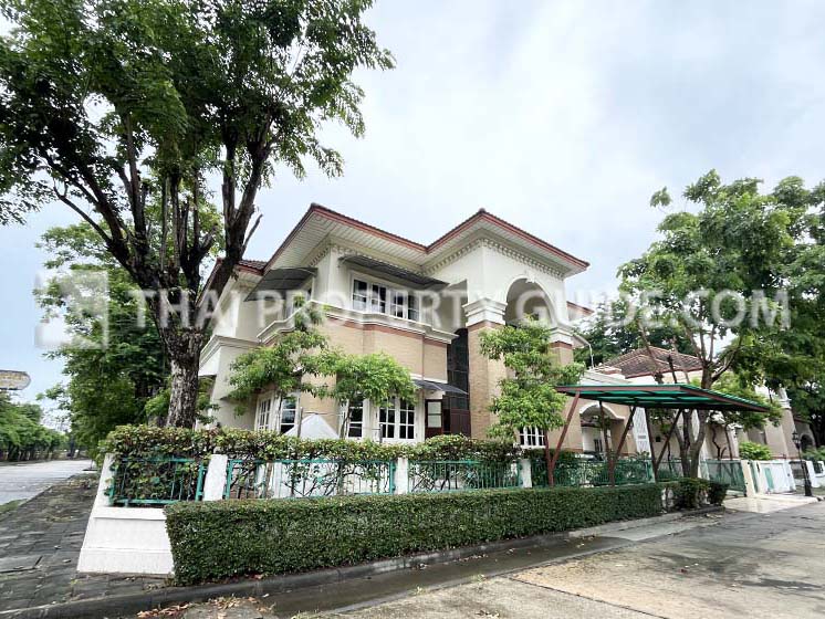 House with Shared Pool for rent in Srinakarin